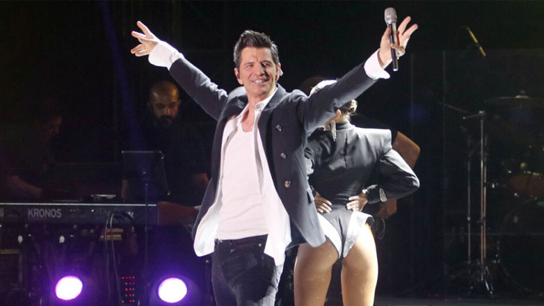 Σάκης Ρουβάς: Η στιγμή που πέφτει στη σκηνή κατά τη διάρκεια της συναυλίας του στο θέατρο Άλσος