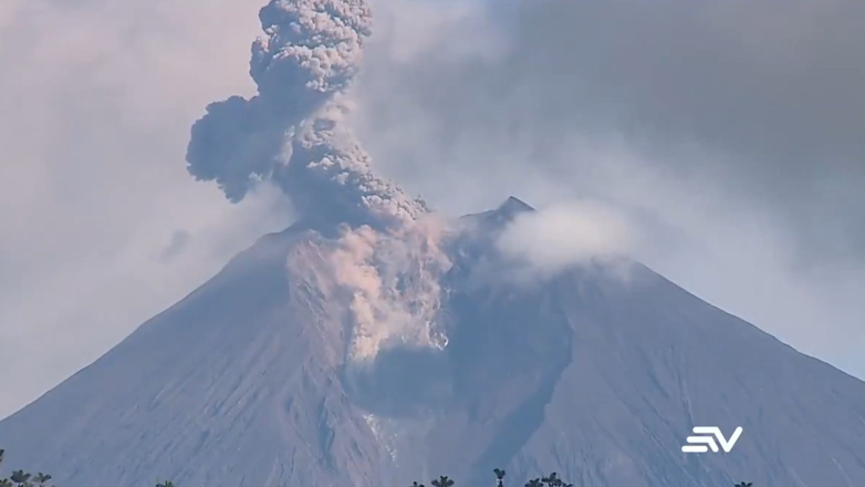 Ισημερινός: Ηφαίστειο βρυχάται, νέφος τέφρας πλήττει κοινότητες