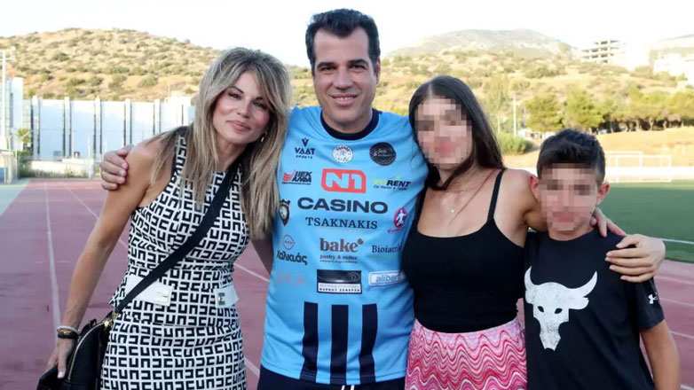 Θάνος Πλεύρης: Στο γήπεδο με τη σύζυγο και τα παιδιά του για καλό σκοπό