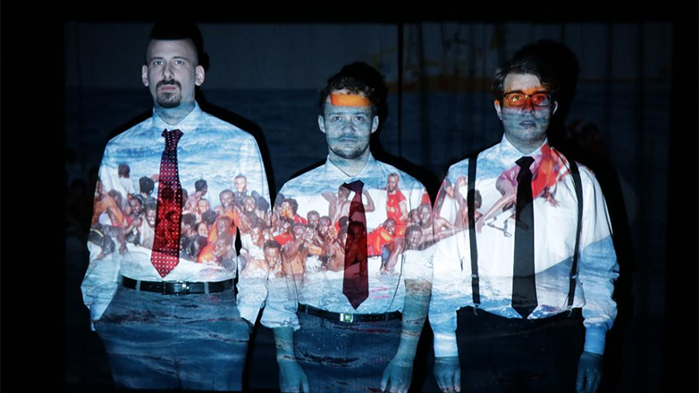 «Να ξέρετε πως αυτό που ακούτε είναι σφύριγμα τρένου»: Η παράσταση επιστρέφει στο Studio Μαυρομιχάλη