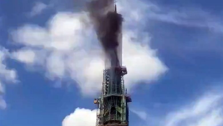 Περιόρισαν τη φωτιά στον εμβληματικό ναό της Ρουέν στη Γαλλία Περιόρισαν τη φωτιά στον εμβληματικό ναό της Ρουέν στη Γαλλία