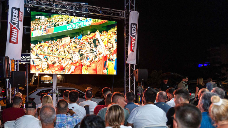 Μουσικές αφιερώσεις σε παίκτες του Ευρωπαϊκού και απαντήσεις σε καυτά ερωτήματα στη διάρκεια του ημιτελικού Ισπανία-Γαλλία