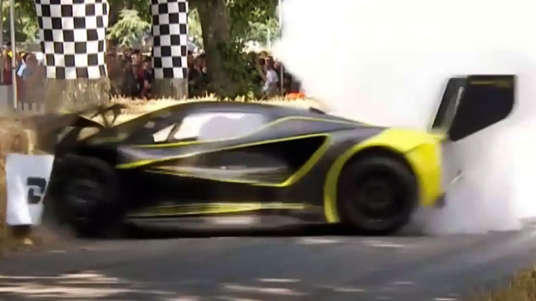 Η στιγμή που η Lotus Evija τρακάρει στην εκκίνηση του Goodwood (Βίντεο)