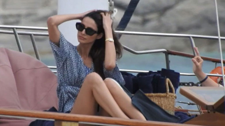 Ηλιάνα Παπαγεωργίου: Ξέγνοιαστες στιγμές με τις φίλες της σε σκάφος στη Μύκονο