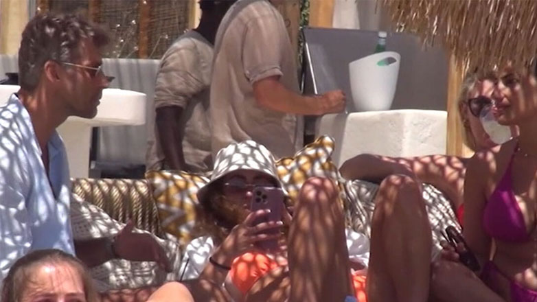 Αλέξης Παππάς: Για μπάνιο στη Μύκονο με τρεις καλλονές μετά τον χωρισμό του από την Ελένη Αϊβαλή