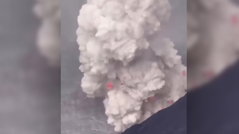 Η στιγμή που το ηφαίστειο Dukono εκρήγνυται