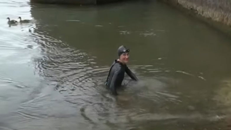 Βούτηξε στον Σηκουάνα η Γαλλίδα υπουργός Αθλητισμού εν όψει Ολυμπιακών Αγώνων