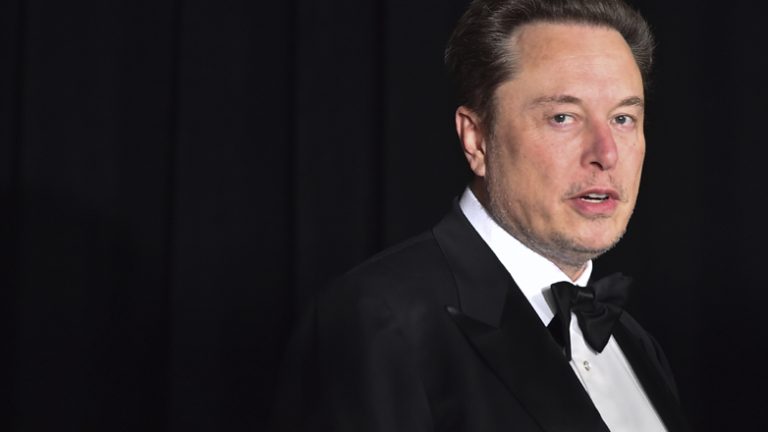 Ο Ίλον Μασκ δωρίζει μεγάλο ποσό σε οργάνωση που εργάζεται για την εκλογή του  Τραμπ