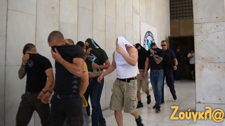 Βίντεο και φωτογραφίες από τη μεταγωγή των 74 συλληφθέντων για τα επεισόδια έξω από το γήπεδο του Παναθηναϊκού Βίντεο και φωτογραφίες από τη μεταγωγή των 74 συλληφθέντων για τα επεισόδια έξω από το γήπεδο του Παναθηναϊκού