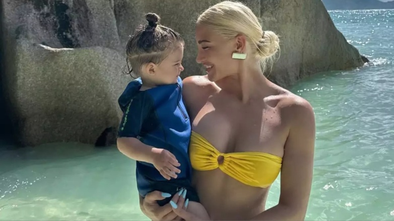 Ιωάννα Τούνη: Στην Χαλκιδική μαζί με τον γιο της Πάρη στην παραλία