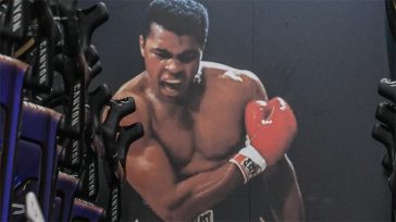 Η θρυλική ιστορία του Μοχάμεντ Άλι στη μικρή οθόνη