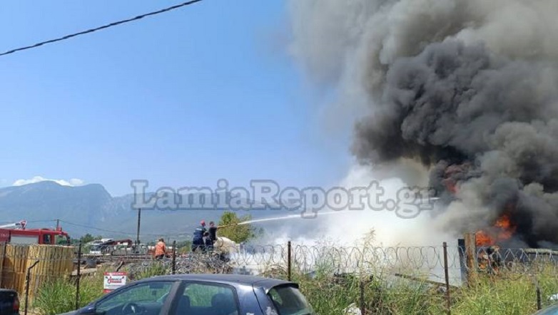 Πυρκαγιά στη Λαμία από αποθηκευμένα καλώδια