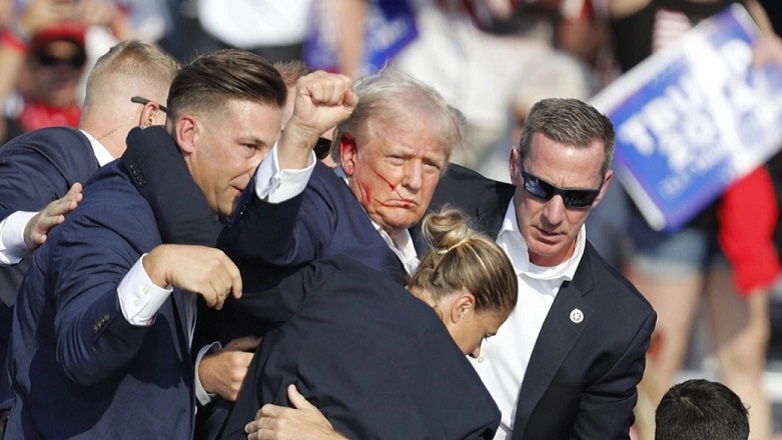 ΗΠΑ: Η φωτογραφία του Τραμπ με αίμα στο πρόσωπο μαζεύει «δωρεές» για την εκστρατεία του