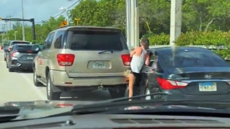 Γυναίκα οδηγός κατέβηκε για τσαμπουκά και τελικά τη χτύπησε το… αμάξι της (Βίντεο)