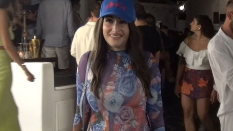 Ιωάννα Παλιοσπύρου: Βραδινή έξοδος στα σοκάκια της Μυκόνου