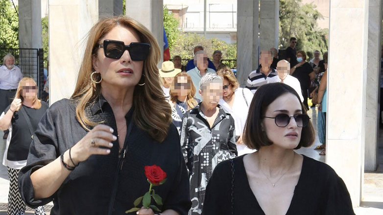 Τόλης Βοσκόπουλος: Η Άντζελα Γκερέκου μαζί με την κόρη της στο μνημόσυνο για τα τρία χρόνια από τον θάνατό του