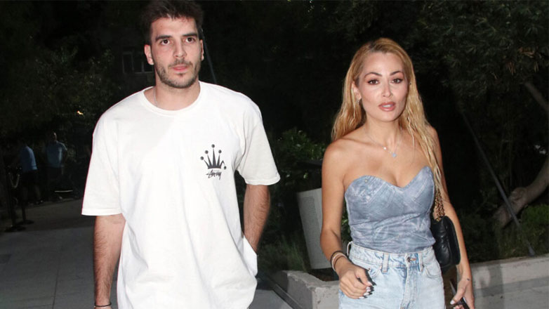 Η Ελένη Βουλγαράκη και ο Φώτης Ιωαννίδης ποζάρουν αγκαλιά στην παραλία