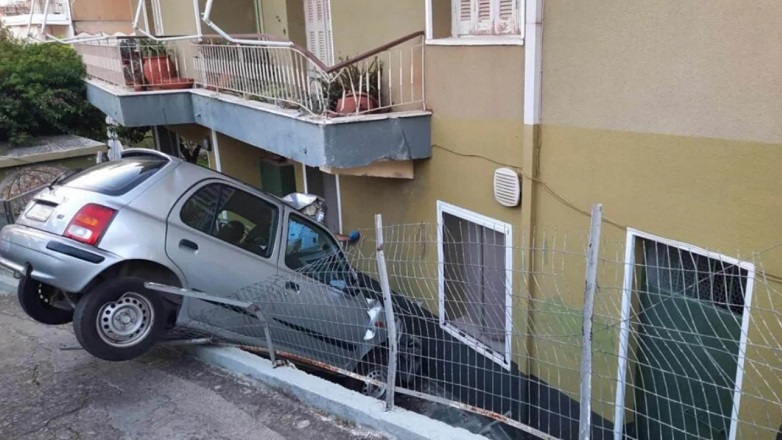 Σοκ από τροχαίο στο Αγρίνιο – Αυτοκίνητο εισέβαλε σε αυλή σπιτιού