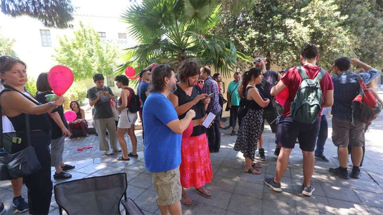 Με καύσωνα περίμεναν ώρες έξω από την Κουμουνδούρου οι απλήρωτοι εργαζόμενοι της «Αυγής» και του «Κόκκινου»