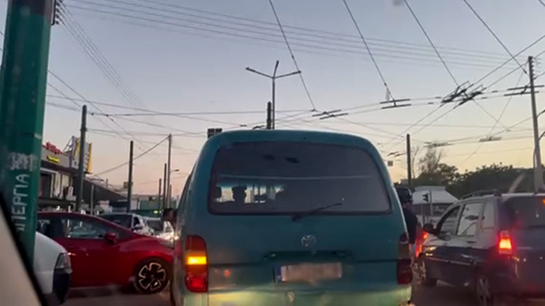 Κομφούζιο στο Ίλιον από φανάρια που δεν λειτουργούν