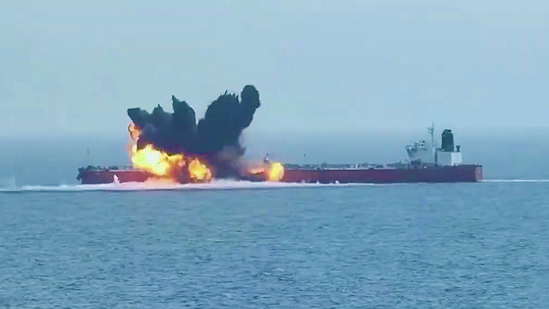 Εικόνες από την επίθεση των Χούθι στο ελληνικό δεξαμενόπλοιο «Chios Lion»