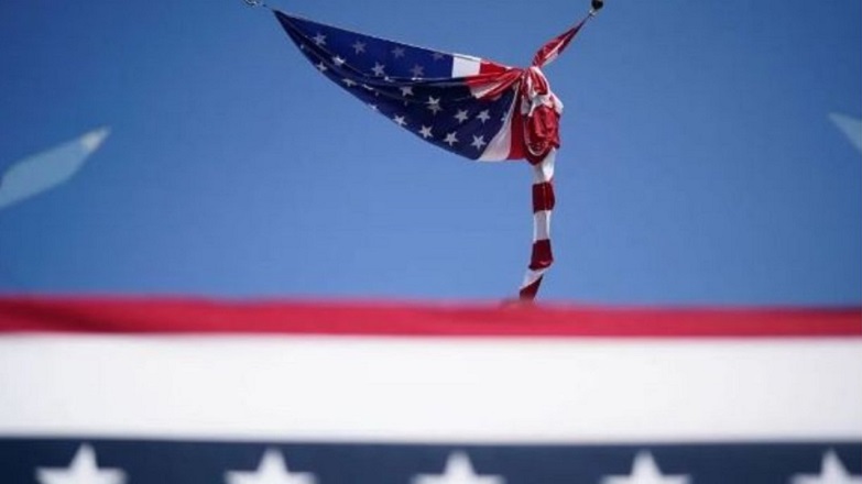 Σάλος στο διαδίκτυο με τη σημαία που μοιάζει με «άγγελο» του Ντόναλντ Τραμπ Σάλος στο διαδίκτυο με τη σημαία που μοιάζει με «άγγελο» του Ντόναλντ Τραμπ