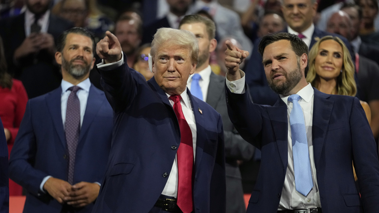 Τραμπ: Με επίδεσμο στο αυτί και τον Βανς στο πλευρό του