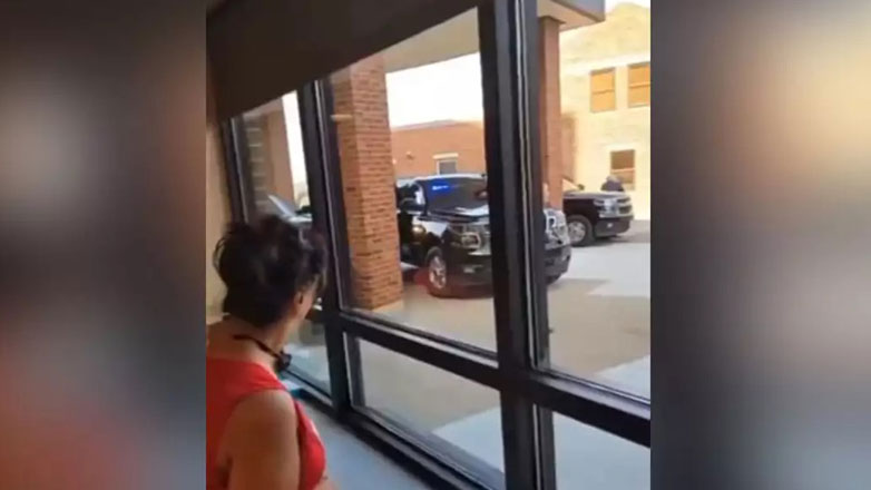 Η στιγμή που ο Ντόναλντ Τραμπ μεταφέρεται τραυματισμένος, μετά την απόπειρα δολοφονίας του