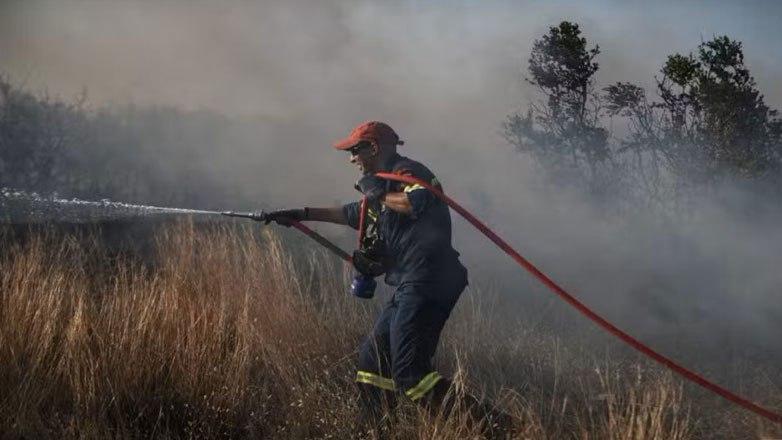 Φωτιά στο Σοφικό Κορινθίας: Πυροσβέστης έπαθε καρδιακό επεισόδιο