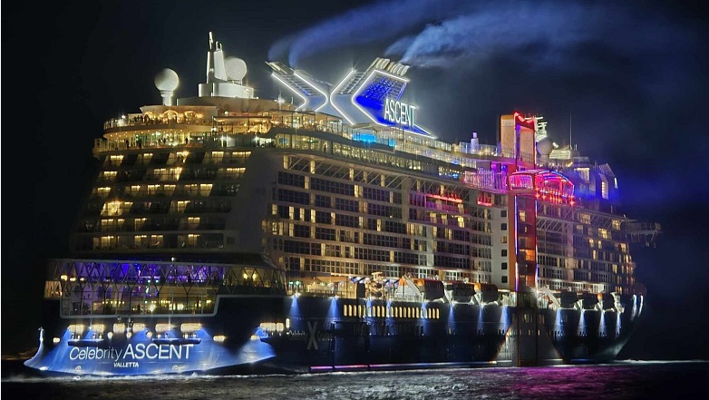 Γιγαντιαίο κρουαζιερόπλοιο με Έλληνα καπετάνιο στη Σύρο