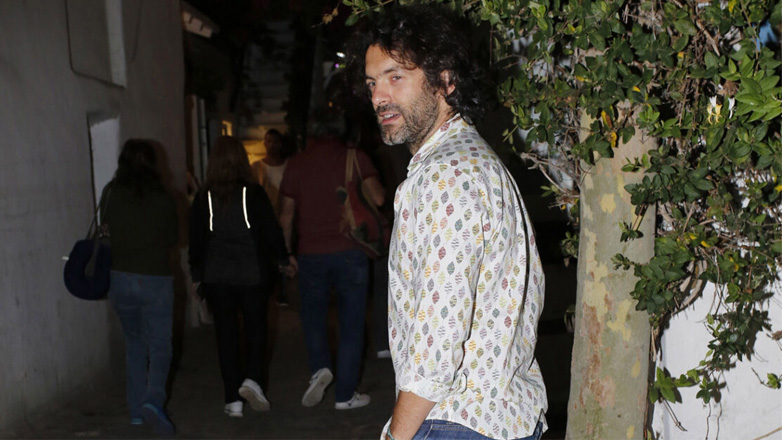 Φίλιππος Μιχόπουλος: Στη Σαντορίνη μαζί με τα παιδιά του Μάξιμο και Σιέννα