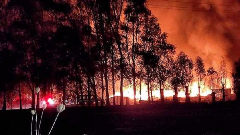 Τοξικό νέφος στην Αχαΐα από τη φωτιά σε εργοστάσιο πλαστικών