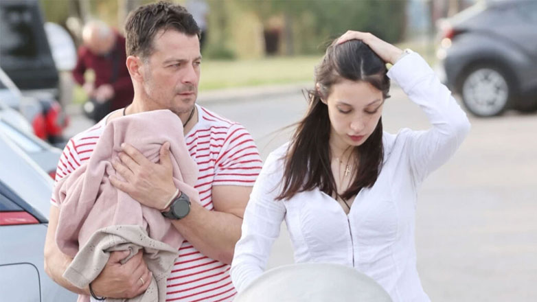 Ο Γιώργος Αγγελόπουλος και η Δήμητρα Βαμβακούση βαφτίζουν την κόρη τους στη Σκιάθο