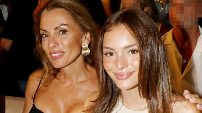 Αλεξάνδρα Πασχαλίδου: Σπάνια βραδινή έξοδος μαζί με την 16χρονη καλλονή κόρη της – Πού βρέθηκαν;