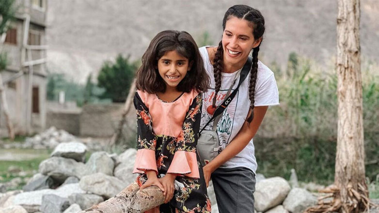 Η Ελένη Βαΐτσου περιγράφει για το ταξίδι της στο Πακιστάν: «Έπιασε φωτιά στο χωριό που μέναμε»