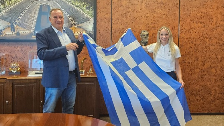 Παρίσι 2024: Ο Καπράλος παρέδωσε στην Ντρισμπιώτη την ελληνική σημαία