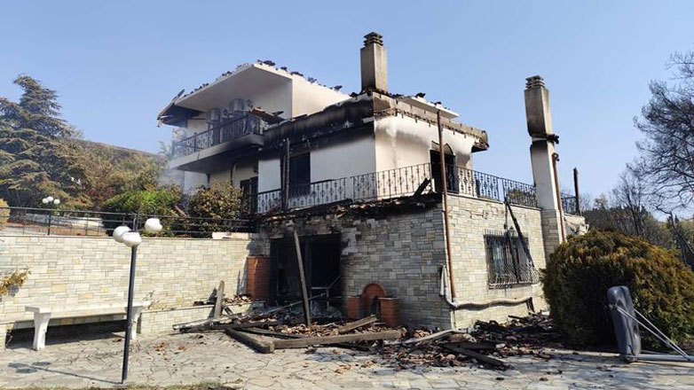 Ζημιές σε σπίτια και δύο τραυματίες από τη φωτιά στη Θέρμη Θεσσαλονίκης