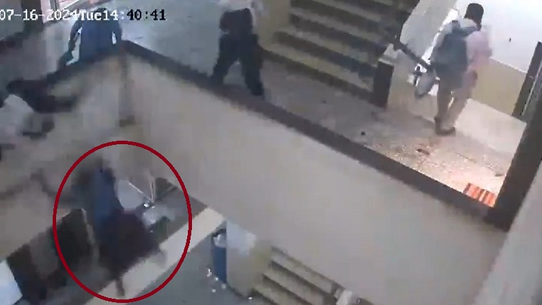 Σοκαριστικό βίντεο: Γυναίκα πέφτει από τον τρίτο όροφο κτηρίου ενώ ακουμπά στο περβάζι