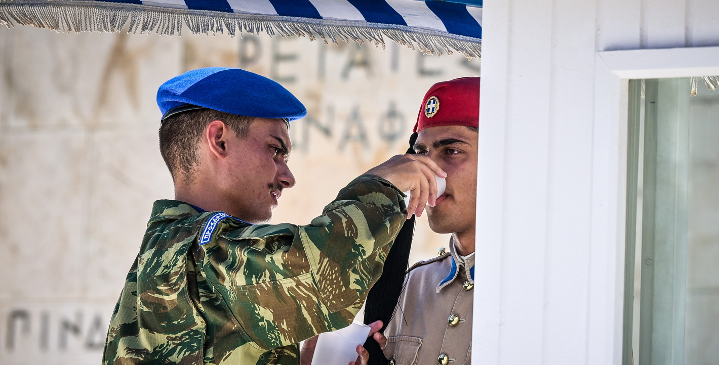 Νερό στους Εύζωνες στο Μνημείο του Αγνώστου Στρατιώτη