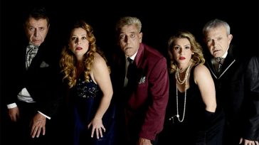 «Έγκλημα στον κήπο;»: H ξέφρενη αστυνομική κωμωδία του Alec Coppel σε Ελευσίνα και Γλυφάδα