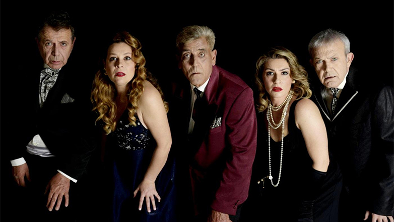 «Έγκλημα στον κήπο;»: H ξέφρενη αστυνομική κωμωδία του Alec Coppel σε Ελευσίνα και Γλυφάδα