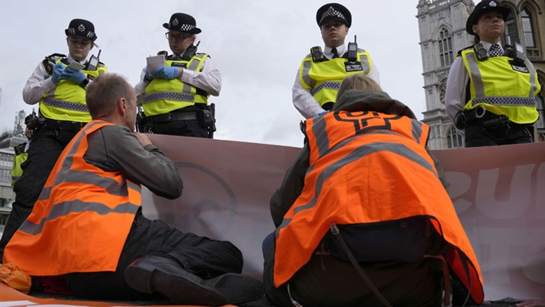 Λονδίνο: Φυλάκιση τεσσάρων ετών σε πέντε ακτιβιστές για το κλίμα επειδή απέκλεισαν κεντρικό αυτοκινητόδρομο