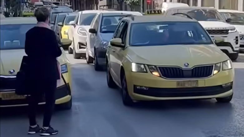 Αθήνα 2024: Ένα ταξί προκαλεί το απόλυτο χάος… επίτηδες; (Βίντεο)