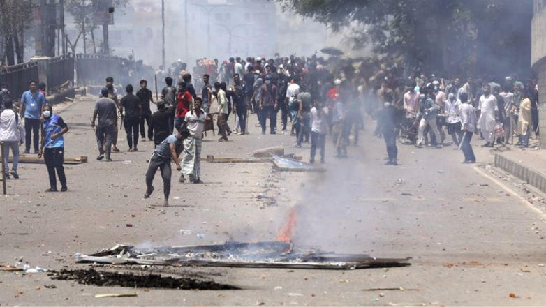 Bίαια επεισόδια στο Μπανγκλαντές: Πάνω από 700 τραυματίες – Ανάμεσά τους 30 δημοσιογράφοι και πάνω από 100 αστυνομικοί