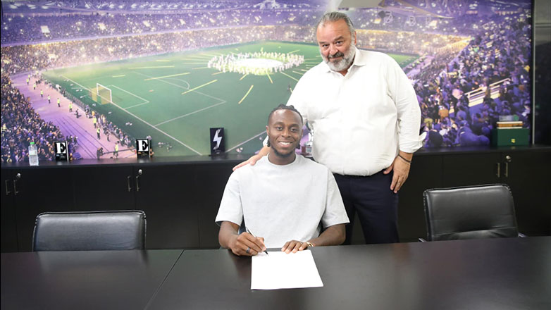 Ο Οντουμπάτζο υπέγραψε το συμβόλαιό του παρουσία Ηλιόπουλου και πήρε τη φανέλα με το “29”