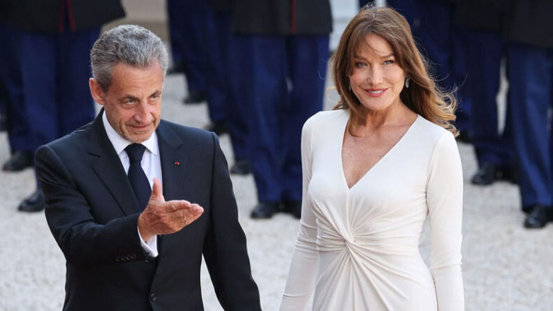 Carla Bruni: Διακοπές στην Ελλάδα με τον Nicolas Sarkozy – Βίντεο και φωτογραφίες από ελληνικό νησί