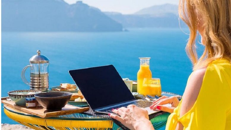 Ποσοστό 27% των Ελλήνων παίρνει μαζί του δουλειά στις καλοκαιρινές διακοπές