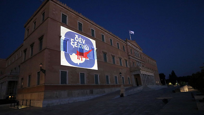 Με το εμβληματικό σήμα «ΔΕΝ ΞΕΧΝΩ» φωταγωγήθηκε σήμερα το Μέγαρο της Βουλής των Ελλήνων