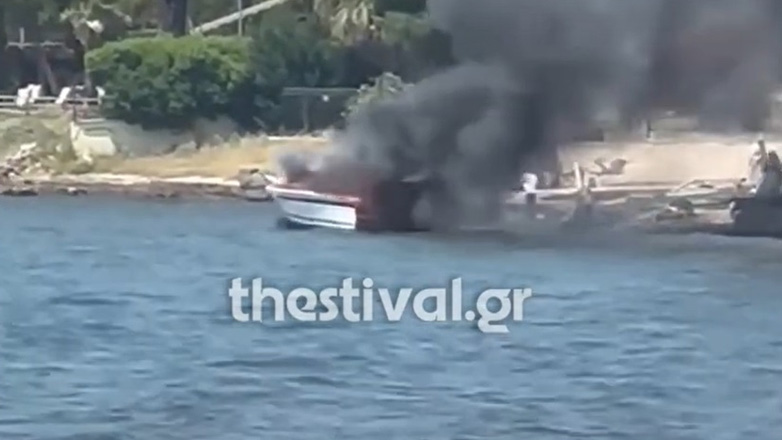 Στις φλόγες σκάφος στη Θεσσαλονίκη Στις φλόγες σκάφος στη Θεσσαλονίκη