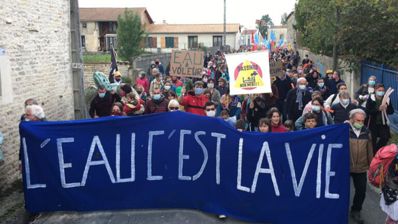 Γαλλία: Μαίνεται ο «πόλεμος του νερού» – Συγκρούσεις διαδηλωτών και αστυνομίας εν μέσω λειψυδρίας